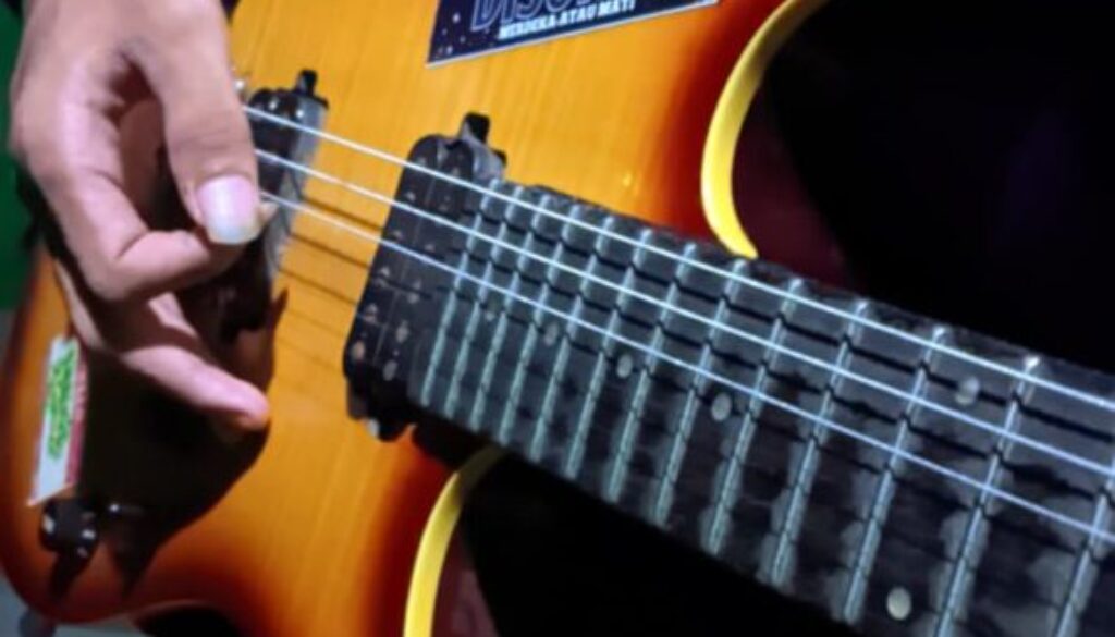 pengalaman seru belajar bermain gitar